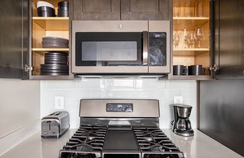 Court House Apartment | Stellar Clarendon 1BR w/Pool, Gym & Squash, nr Dining, by Blueground
