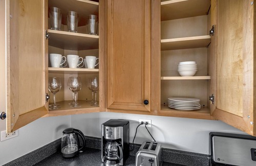 Evanston Apartment | Stellar Evanston 1BR w/Courtyard, nr Beach & University, by Blueground