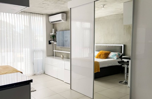 San Pedro Apartment | Stellar kitchen and location, ample storage space