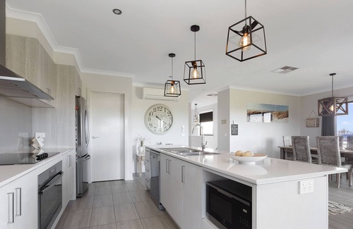 Apollo Bay House | Stellavista - Great views, wifi, easy walk to beach and town