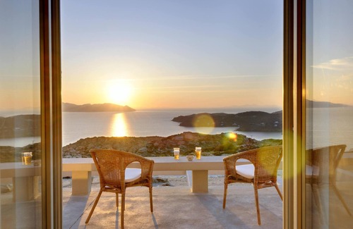 Milopotas Villa | Stemma- Crown of the Agean