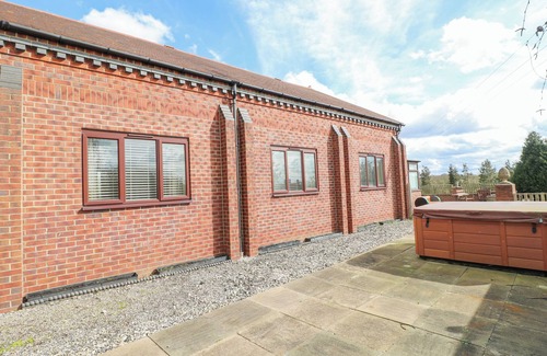 Barrow-on-Trent House | STENSONHILL LODGE, pet friendly, with hot tub in Derby