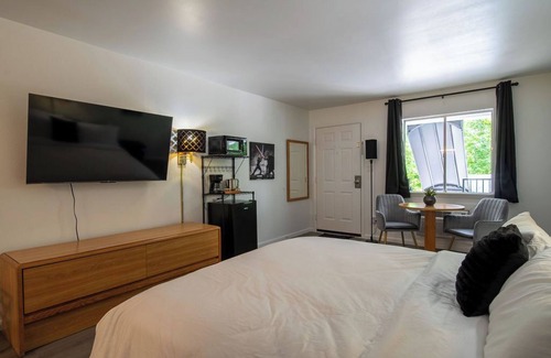 Eureka Springs Resort | Step into our Galaxy King Suite Room at GloryDayz!