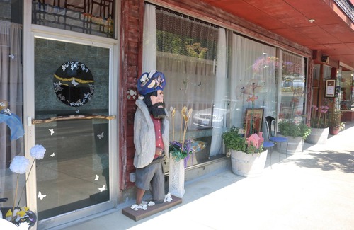 Toledo Apartment | “Step into Timeless Charm: Discover the Vintage Sanctuary of Toledo, Oregon"