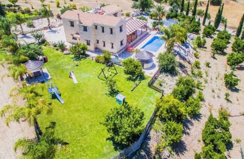 Simou Villa | Stephanie Villa