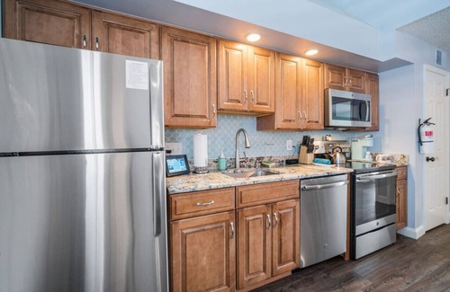 Southend Condo | Steps 2 beach! Ocean view+ Pool+ Parking+ Families