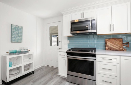 Fairfield House | Steps away from the beach -updated 4bd/2 bath beach house with guest house