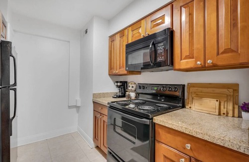 Bayshore Gardens Apartment | Steps from Bayshore! Cozy King suite w pool/Gym