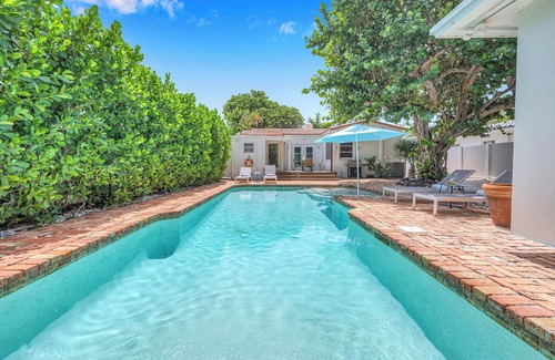 Lauderdale Beach House | Steps from Beach/Quaint Cottage/Heated Pool/Sand Key/RESlDENCES