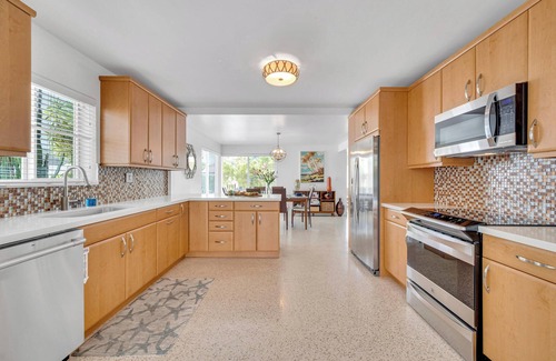 Birch Park Finger Streets House | Steps from Beach | Heated Pool | Gulf Stream Key | RESlDENCES
