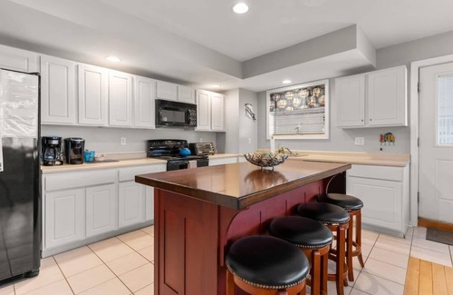 Hampton Condo | Steps from Beach | Pool | Parking | Sleeps 6