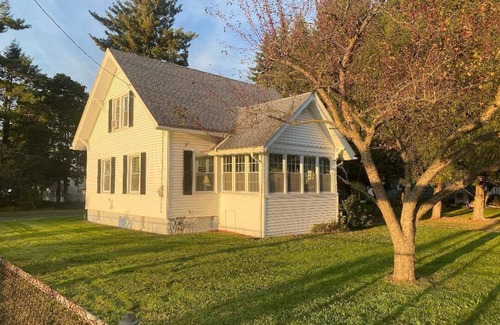 Endicott House | Steps from En-Joie Golf - 3BR Bungalow, Pet-Friendly w/AC & WiFi