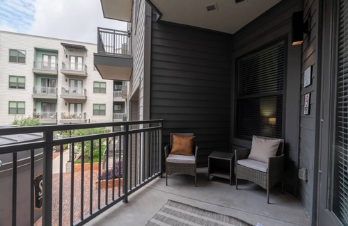 Tobin Hill Apartment | Steps from Pearl District, Riverwalk access, Gym, Pool, Free Parking, King Bed