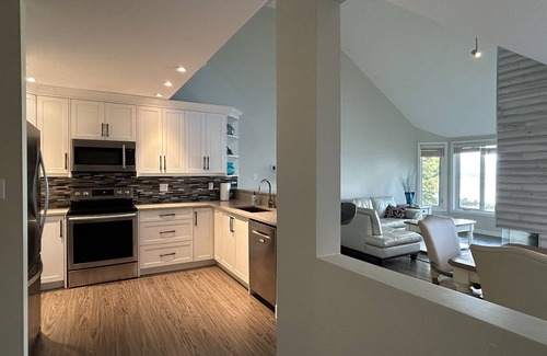 Regional District of Nanaimo Hotel | Steps from stunning beach!