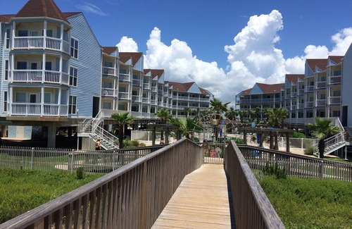 Galveston Condo | Steps from the beach and minutes from downtown. Base rate is for 2 ppl.