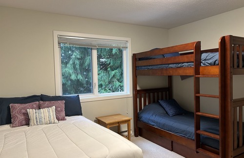 Regional District of Nanaimo Hotel | Steps from the ocean!