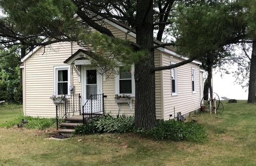 Luxemburg Cottage | Steps from the Sand: Idyllic Beachfront Rental in Door County