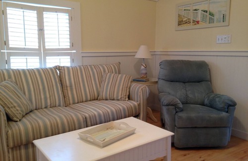 Campground Landing Cottage | Steps To Bay at Campground Beach, A/C, Heat,Wifi, Outdoor Shower, Gas Grill