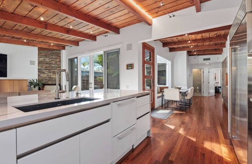 Del Mar House | Steps To Beach And Restaurants! Beautiful 4 Bedroom Home With Hot Tub in Del Mar