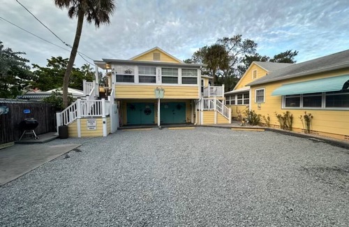 Pass-a-Grille Cottage | Steps to Beach+bikes VaCay getaway on PaG island