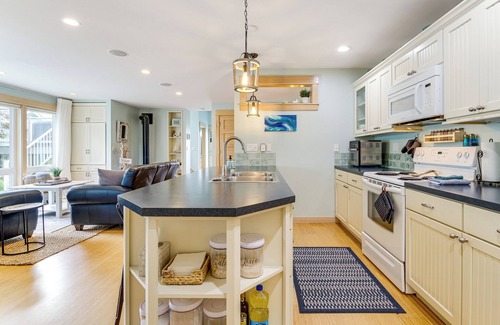 Oak Harbor House | Steps to Beach: Home w/Hot Tub in Oak Harbor!