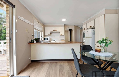 Surfside House | Steps to Beach & Local Shops | Myamba Sands