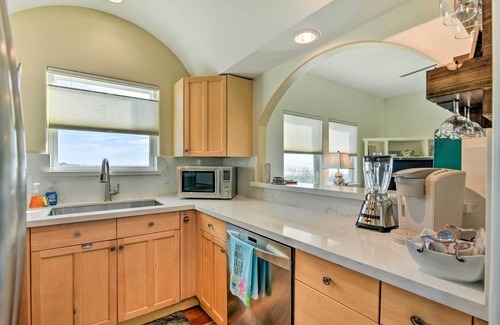 Galveston Cottage | Steps to Beach: Ocean-View Retreat in Galveston!