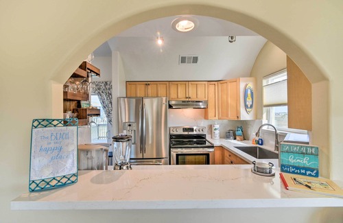 Galveston Cottage | Steps to Beach: Ocean-View Retreat in Galveston!