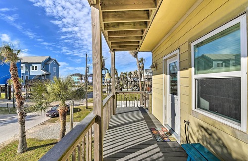 Galveston Cottage | Steps to Beach: Ocean-View Retreat in Galveston!