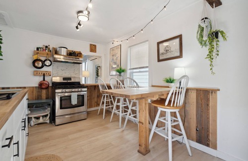 Hampton House | Steps to Beach | Updated Kitchen | Pat's Porch