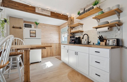 Hampton House | Steps to Beach | Updated Kitchen | Pat's Porch