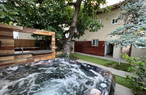 Golden Hill House | Steps to Broadway! Near Downtown, Zoo, Coronado, The Midway, SD BAY, NEW Jacuzzi, BBQ!