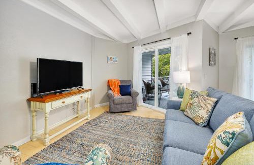 Saint Simons Island House | Steps to East Beach & Pet Friendly w/2 King Beds