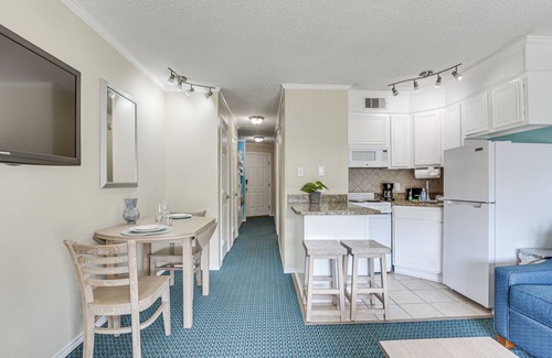 Galveston Condo | Steps to Galveston Beach: Corner-Unit Condo!