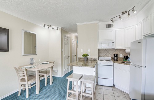 Galveston Condo | Steps to Galveston Beach: Corner-Unit Condo!