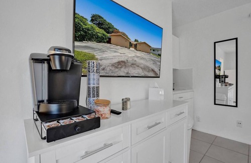 Hollywood Apartment | Steps to Hardrock! Managed by BNR Vacation Rentals