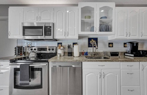 Hollywood Apartment | Steps to Hardrock! Managed by BNR Vacation Rentals