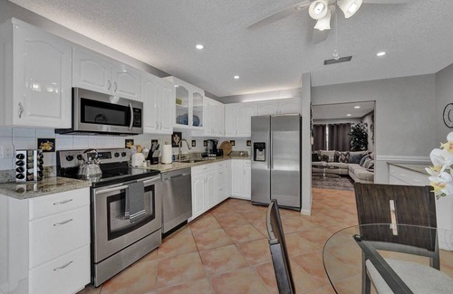 Hollywood Apartment | Steps to Hardrock! Managed by BNR Vacation Rentals