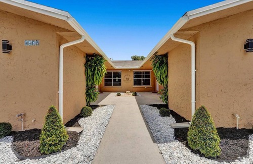 Hollywood Apartment | Steps to Hardrock! Managed by BNR Vacation Rentals