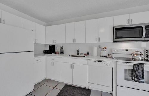 Hollywood House | Steps to Hardrock! Managed by BNR Vacation Rentals