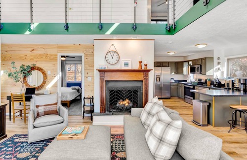 Briar Crest Woods House | Steps to lake beach, Solo Stove, Games, Coffee, Roku