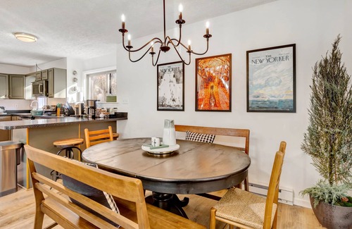 Briar Crest Woods House | Steps to lake beach, Solo Stove, Games, Coffee, Roku
