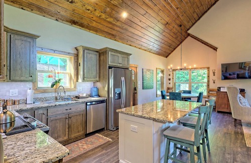 Clarkesville Cabin | Steps to Lake Burton & La Prade's Marina! Beautiful mountain views - come relax!