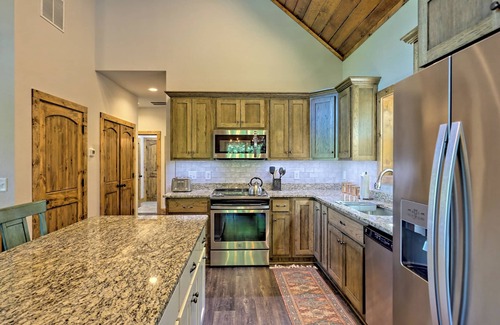 Clarkesville Cabin | Steps to Lake Burton & La Prade's Marina! Beautiful mountain views - come relax!