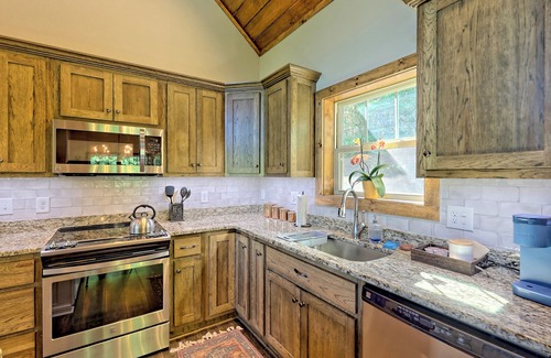 Clarkesville Cabin | Steps to Lake Burton & La Prade's Marina! Beautiful mountain views - come relax!
