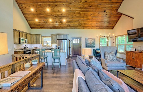 Clarkesville Cabin | Steps to Lake Burton & La Prade's Marina! Beautiful mountain views - come relax!