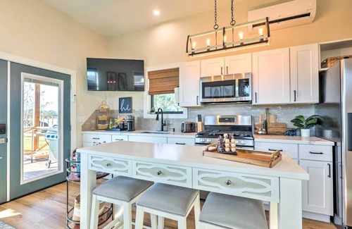 Willis Cabin | Steps to Lake Conroe: Cozy, New-Build Cabin