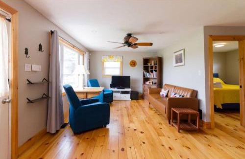 Prince Edward House | Steps to Lake on the Mountain - License ST-2020-0324 R1