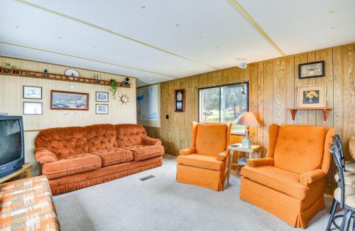 Henderson House | Steps to Lake Ontario Remote Escape with Deck and BBQ