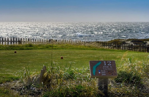 Pacific Grove Cottage | Steps to ocean. Across the street from the Municipal Golf Course. License 0020
